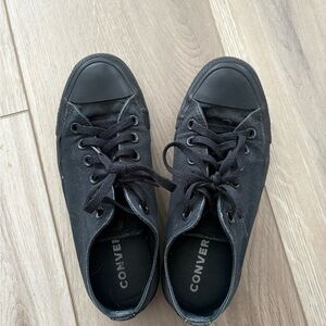 Black Converse 

Men’s 5.5 Women’s 7.5